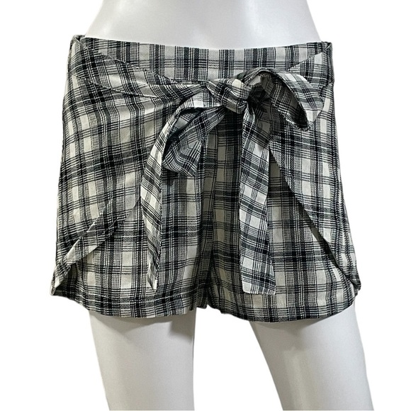 Plaid Mini Shorts
New - Picture 3 of 9